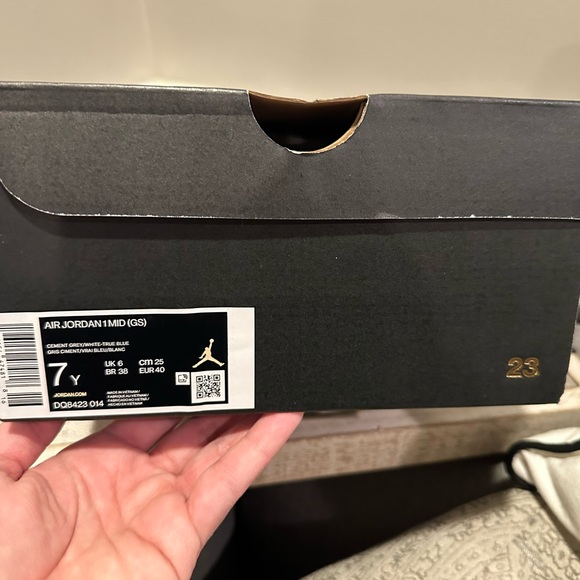 Nike AIR JORDAN 1 MID GS CEMENT GREY/WHITE-TRUE BLUE - Picture 9 of 10